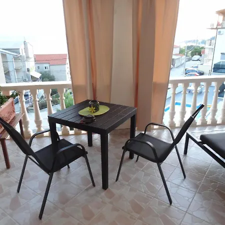 House Ema - With 11 Kw Ev Station Apartment